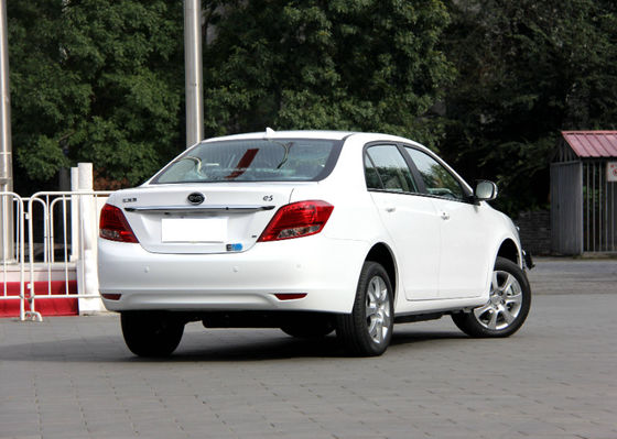 305KM 400KM BYD E5 EV 고성능 순수한 전기 4 문 5 자리