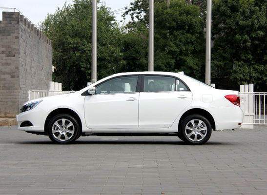 305KM 400KM BYD E5 EV 고성능 순수한 전기 4 문 5 자리