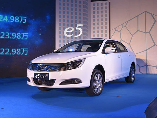 305KM 400KM BYD E5 EV 고성능 순수한 전기 4 문 5 자리